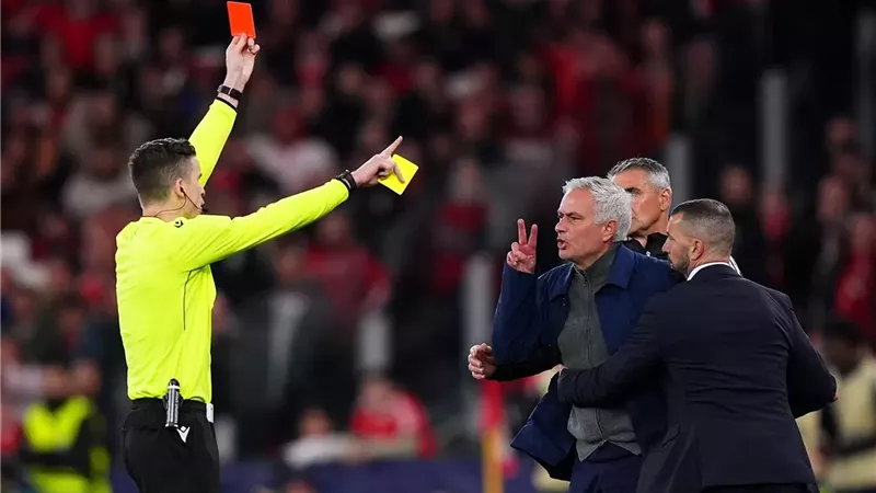 مورينيو يهاجم حكم مباراة ريال مدريد وبنفيكا ويسخر من يويفا