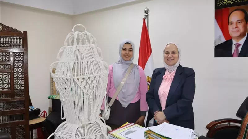طالبة تهدي مدير تعليم القاهرة نموذجًا عمليًا لمدرسة المستقبل