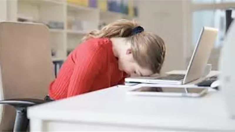 طبيب يحذر : تجاهل الكسل المستمر يخفي اضطرابًا نفسيًا