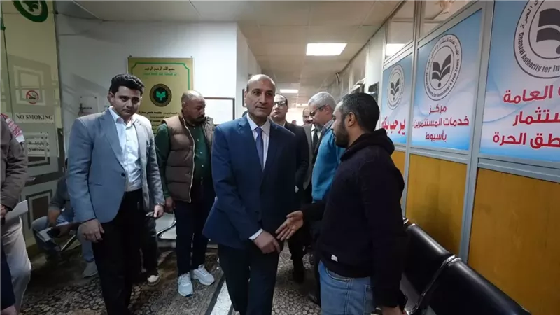 محافظ أسيوط يتفقد مركز خدمات المستثمرين