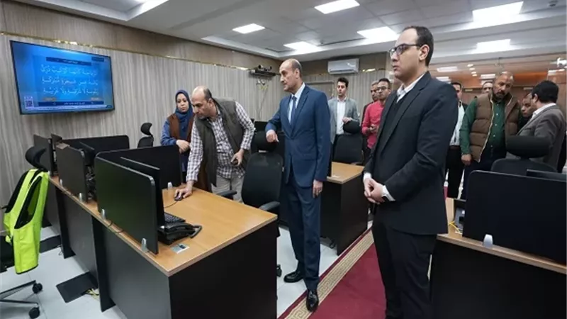 محافظ أسيوط يتفقد مركز سيطرة الشبكة الوطنية للطوارئ