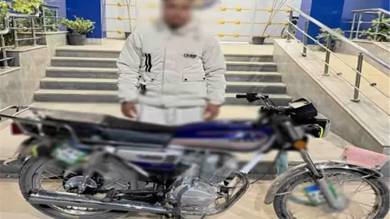 نهاية الاستعراض.. ضبط قائد دراجة نارية عرض حياة المواطنين للخطر