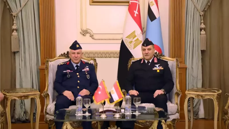 قائد القوات الجوية يلتقى نظيره التركي