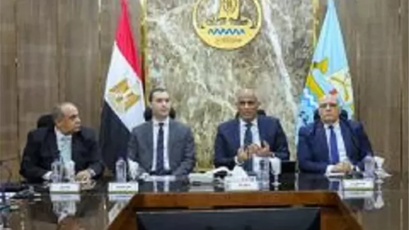 محافظ كفرالشيخ يعقد أول اجتماع مع رؤساء المراكز والمدن