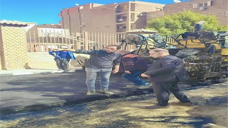 استكمال أعمال رصف ورفع كفاءة شوارع بحي شرق أسيوط