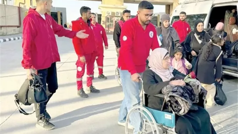 دفعة جديدة من العائدين الفلسطينيين تصل معبر رفح تمهيدًا لعودتهم إلى غزة