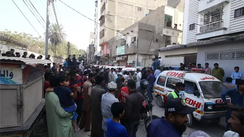 مصرع وإصابة 30 شخص جراء انفجار بمبنى في باكستان