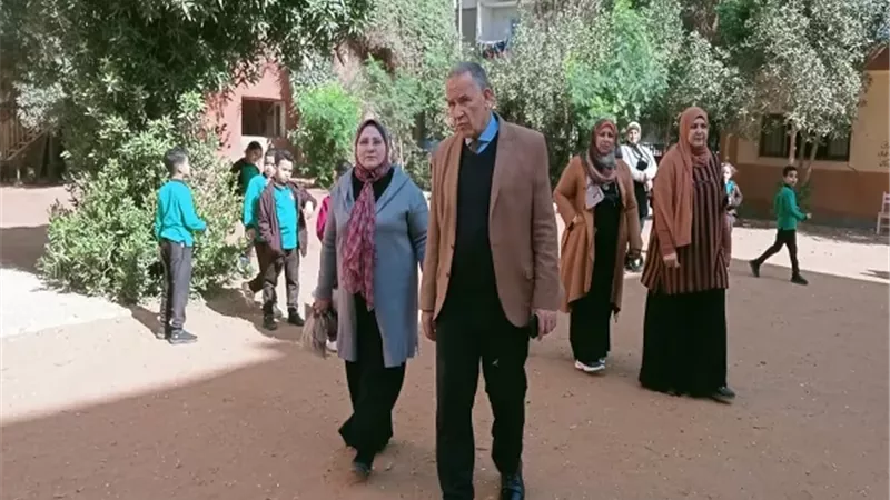 مدير تعليم أسيوط يتابع الانضباط المدرسى بمدرستى خديجة بنت خويلد