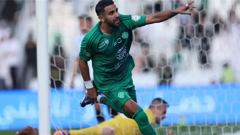 رياض محرز يقود هجوم الأهلي أمام النجمة في الدوري السعودي