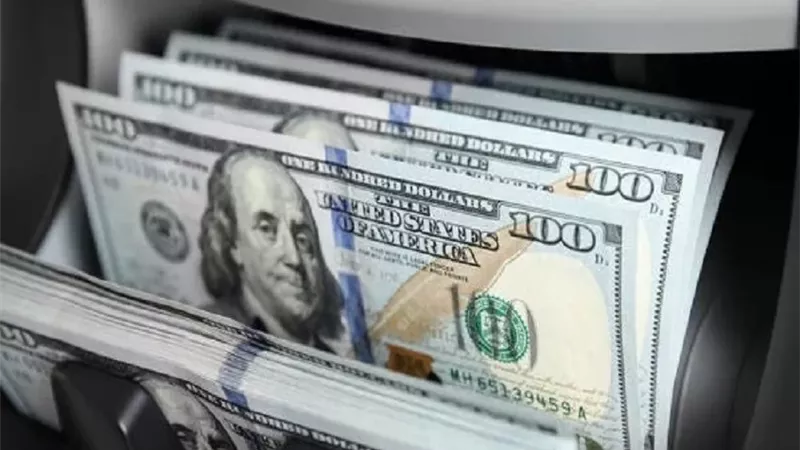 الدولار ينخفض بعد قرار المحكمة العليا بإلغاء رسوم ترامب الجمركية