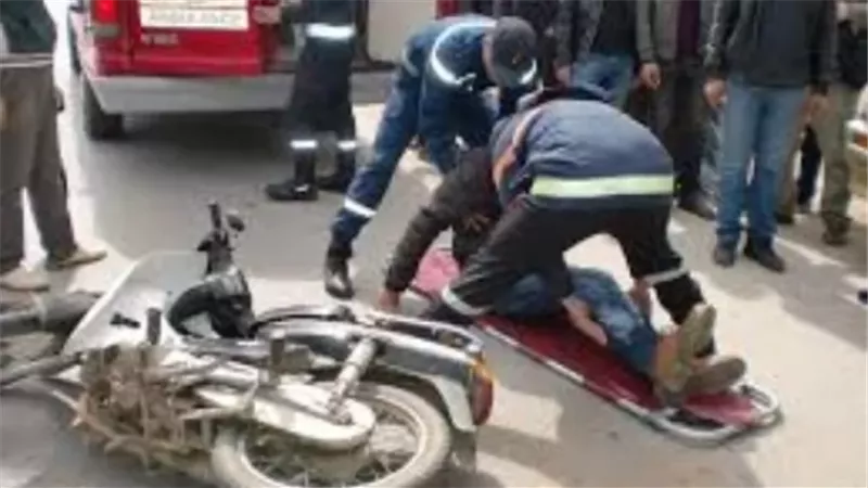 دراجة نارية تستقل 3 مواطنين تسقط من أعلى كوبرى الساحل