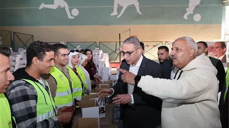 محافظ الجيزة يشارك في تعبئة 10 آلاف كرتونة مواد غذائية
