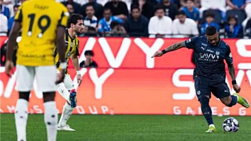 الاتحاد يتعادل مع الهلال بـ10 لاعبين ويبعده عن صدارة دوري روشن