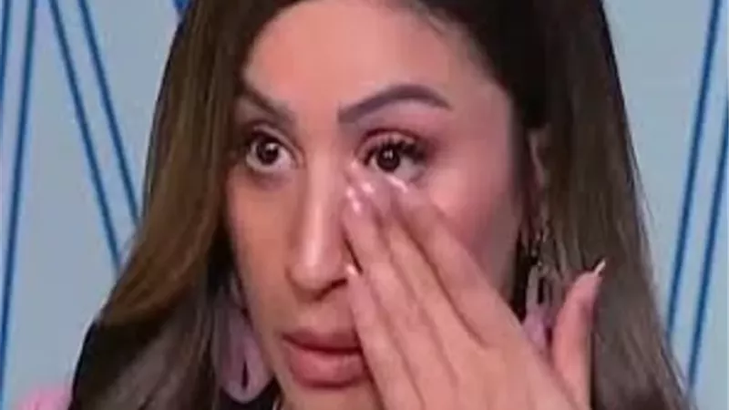 انهيار دينا الشربيني بعد حديثها عن معاناة والدتها مع مرض السرطان