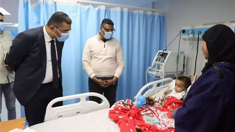 محافظ البحر الأحمر يطمئن على المرضى بالمستشفى العام