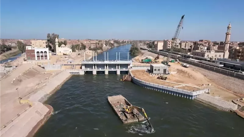 وزير الري يتابع موقف الترتيبات النهائية لتشغيل مجموعة قناطر ديروط