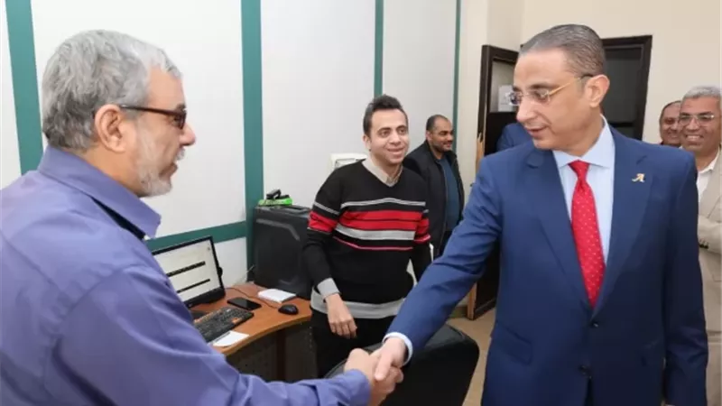 محافظ الجيزة يتفقد عدداً من إدارات الديوان العام