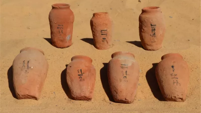 -الكشف عن مجموعة من المقابر الصخرية بقبة الهواء بأسوان