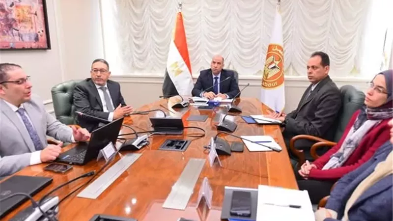 وزير العمل يستعرض مع شركة «3S» تطورات مشروع ميكنة خدمات الوزارة