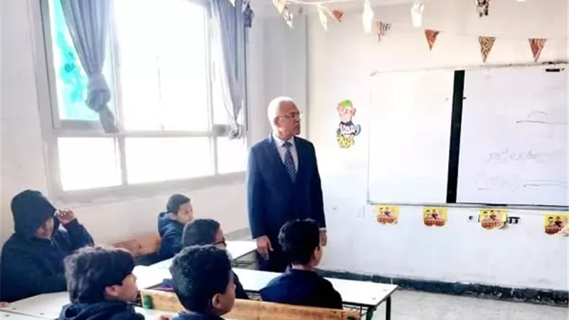 مدير تعليم الإسماعيلية يتفقد المدارس الرسمية للغات..صور
