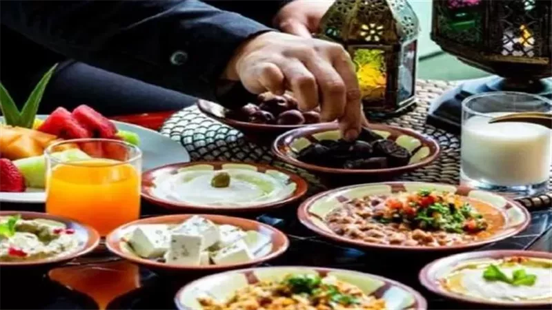 متى يجب على الصائم الامساك عن الطعام في رمضان.. جمعة يجيب