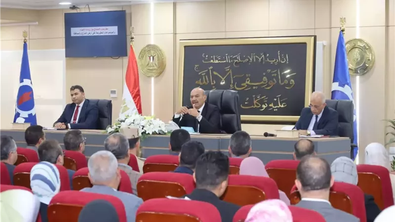 محافظ السويس يعقد اجتماعًا مع رؤساء الأحياء والقيادات التنفيذية
