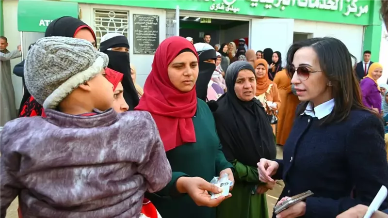 جولة مفاجئة لمحافظ البحيرة بقرية سيدي غازي.