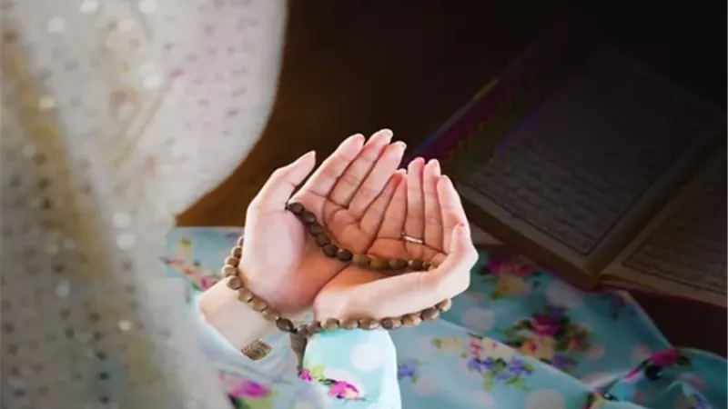 هل تصلي المرأة الحائض صلاة الفجر اذا طهرت بعد شروق الشمس؟