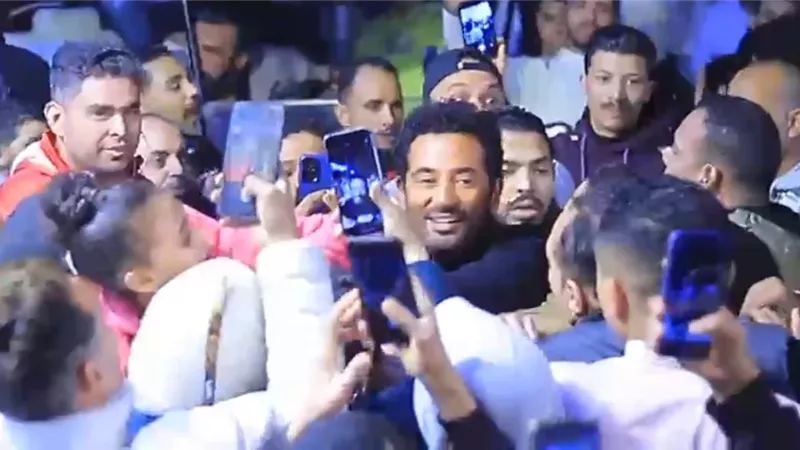 الأمن يتدخل للسيطرة على تدافع الجمهور علي عمرو سعد أثناء تصوير إفراج