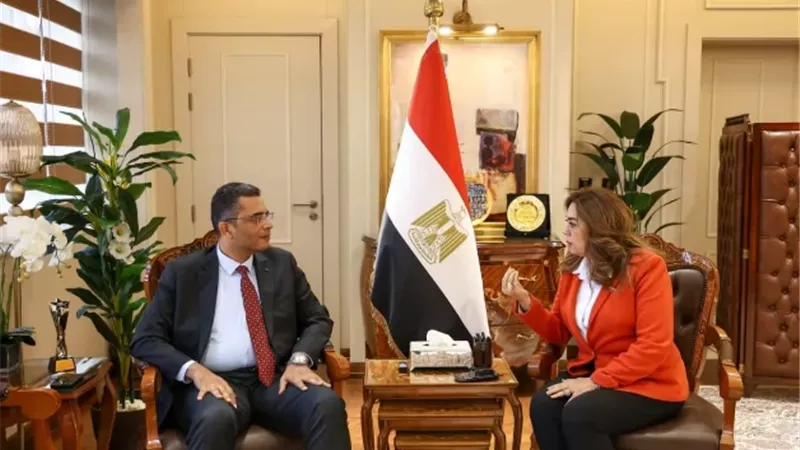 وزيرة البيئة تتابع مع محافظ البحر الأحمر عدداً من الملفات الخدمية