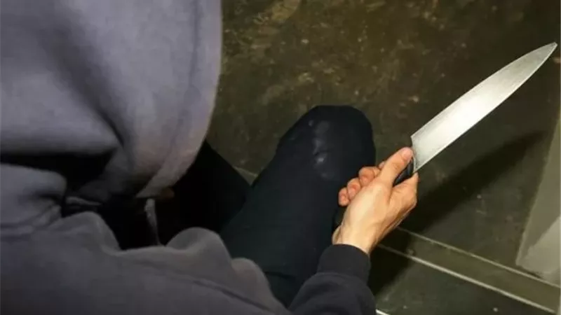شاب يطعن فتاة بسلاح أبيض عقب رفضها الارتباط به