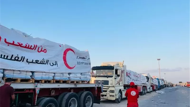 قافلة المساعدات الإنسانية الـ145 تدخل إلى الفلسطينيين بقطاع غزة