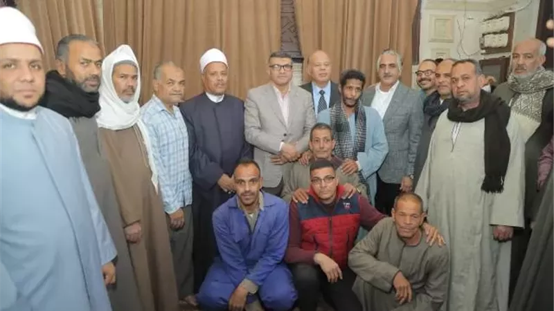 محافظ قنا يؤدي صلاة التراويح بمسجد سيدي عبدالرحيم القنائي