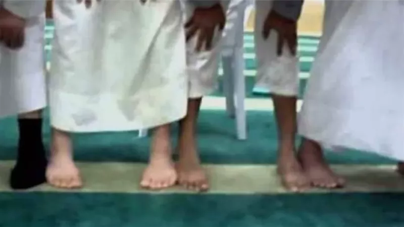 حكم المبالغة في فتح الأرجل أثناء الوقوف في صلاة الجماعة