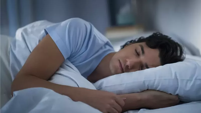 بيان حكم إيقاظ النائم للصلاة، وهل يجب ذلك على المُسْتَيْقِظ؟