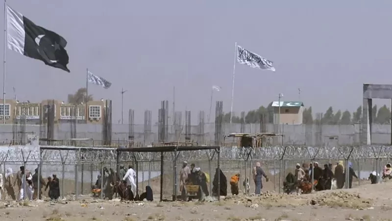 تبادل إطلاق النار بين باكستان وأفغانستان بعد غارات جوية