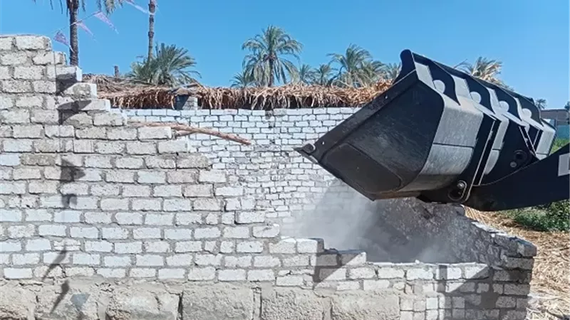 إزالة التعديات بالآقصر وتركيب كشافات للمناطق المحرومة