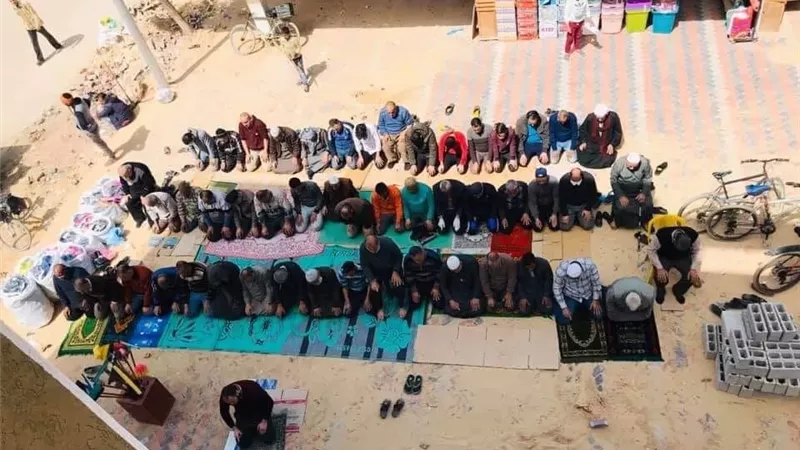 حكم صلاة الجماعة في مكان غير المسجد لبعد المسافة