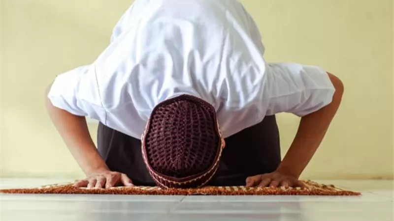 حكم السجود مع وجود حائل بين جبهة المصلي وموضع السجود كالعمامة