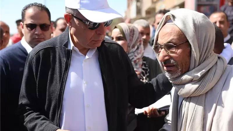 محافظ المنيا يفتح باب الحوار مع أهالي العدوة