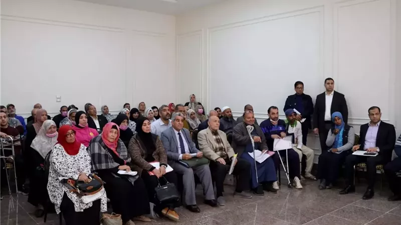 محافظ الإسماعيلية يبدأ لقاءات خدمة المواطنين ويستجيب للأهالي