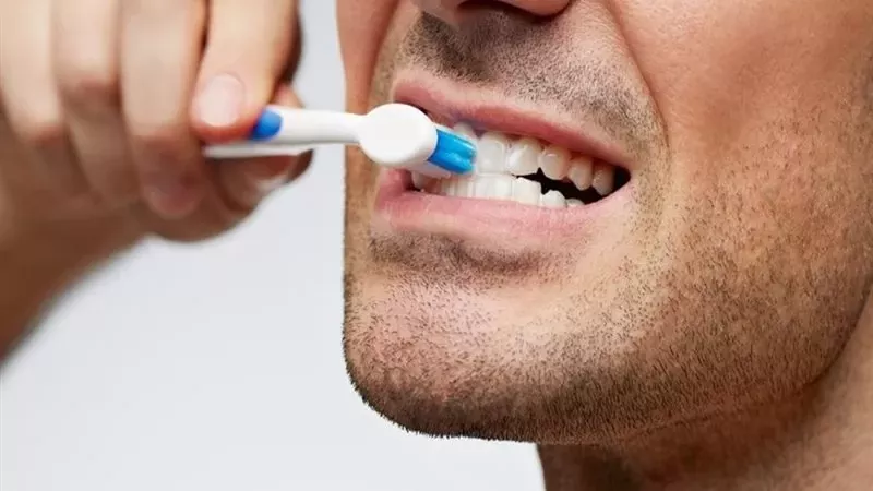 هل يسمح للصائم بغسل أسنانه بالماء ومعجون الأسنان أثناء الصيام؟