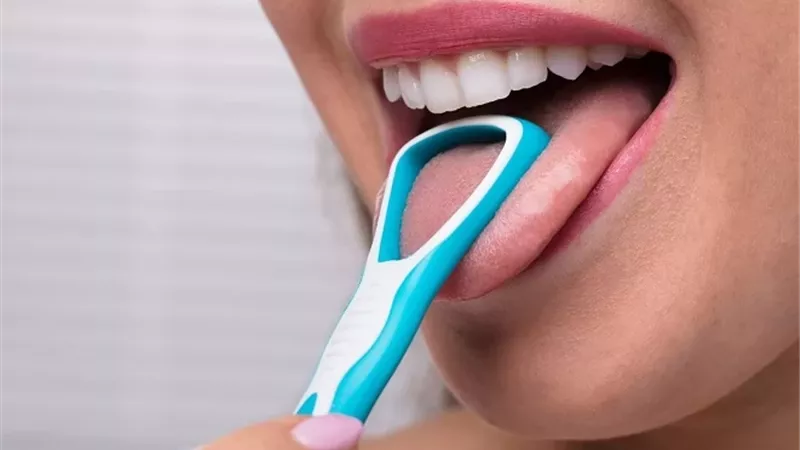 تنظيف اللسان .. خطوة بسيطة للوقاية من رائحة الفم وأمراض متعددة