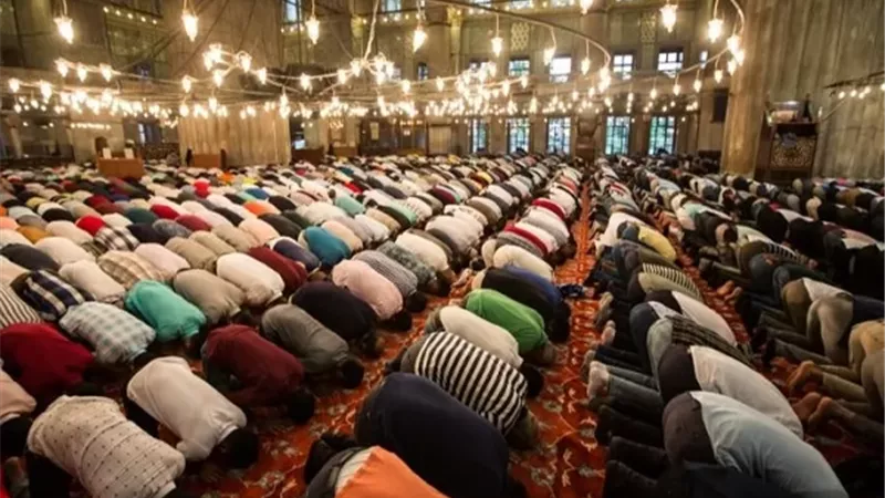 حكم صلاة التراويح في المنزل وإمامة الأهل؟