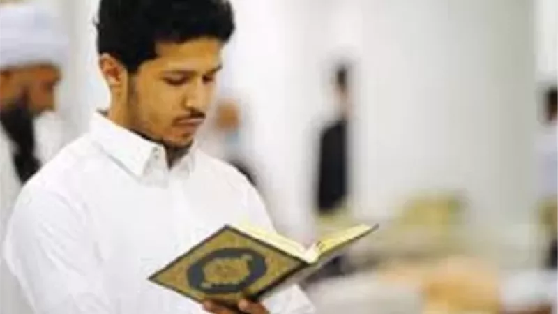 ضابط القراءة من المصحف في الصلاة وحكم التأوه والأنين