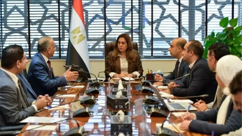 منال عوض : إصدار تصاريح تداول المخلفات الطبية خلال 15 يوماً