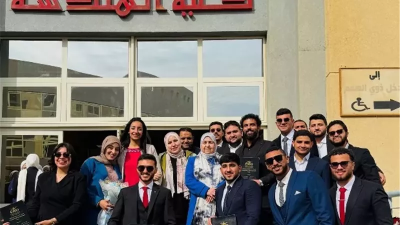 طلاب هندسة الجامعة المصرية الروسية يقدموا مشروعات تخرج متميزة.. بالصور