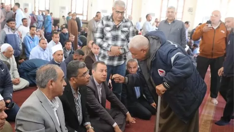 محافظ البحر الأحمر يؤدي صلاة الجمعة بمسجد الميناء الكبير بالغردقة