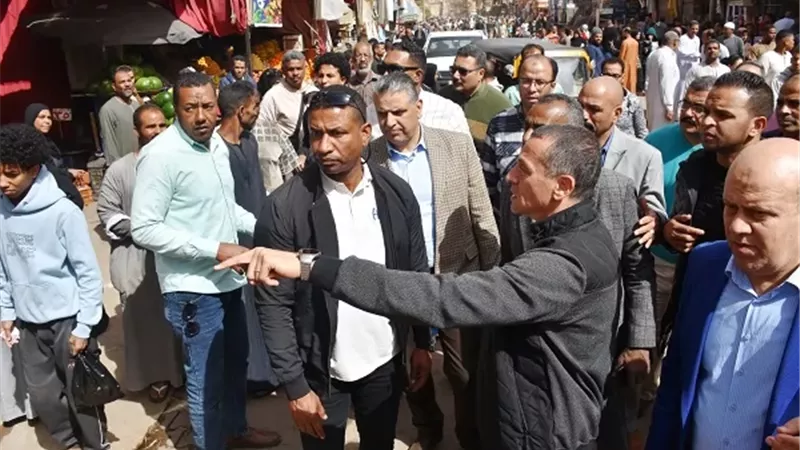 محافظ أسوان يقود حملة مكبرة لرفع الإشغالات بمنطقة سوق السيل