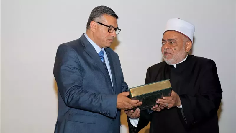 شيخ الأزهر يهدي محافظ قنا مصحفًا بماء الذهب
